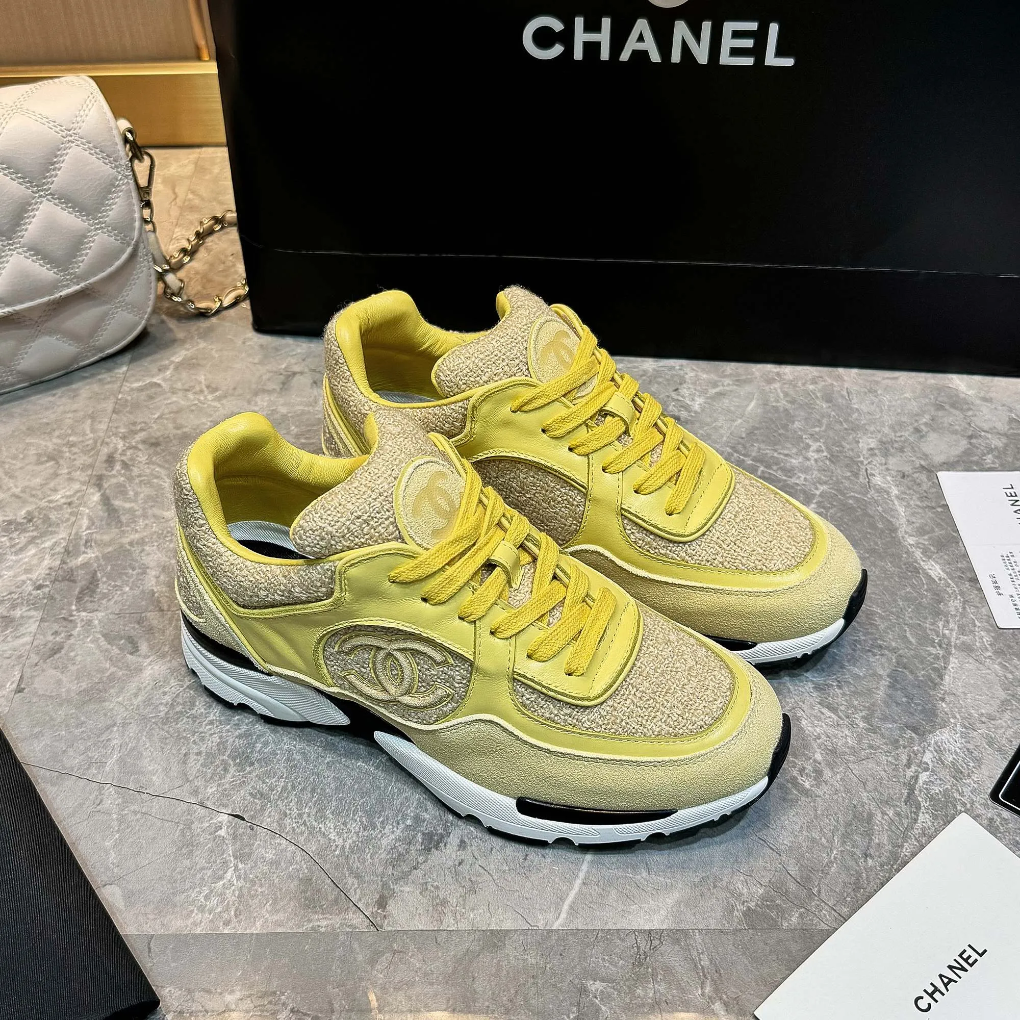 Men's shoes pP700! Chanel Chanel - 2024 counter top casual sneakers This classic design; the upper is embroidered with various techniques; the outsole is fashionable and sporty; the outsole is stylish and sporty; it incorporates a variety of color matching elements... The diversified mix and match is very good-looking and versatile, casual, fashionable, sports, and outdoor can be taken into account... ꫛꫀꪝ Go➫ Material: ❶Upper made of: original imported high silk cowhide suede + small fragrance fabric ❷Inner use: Original imported breathable sheepskin lining ❸ Outsole based on: Original TPU combination outsole Special counter boutique packaging complete set Women 35–41 Men 38-45